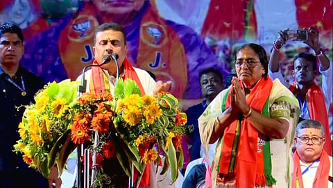 नंदीग्राम के नारायणचक में चुनावी रैली में मुख्यमंत्री शुभेंदु अधिकारी के साथ भाजपा प्रार्थी