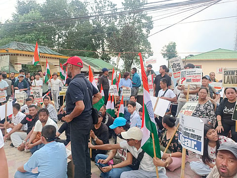 महेंद्र लामा को मुख्य आर्थिक सलाहकार पद से हटाने की मांग, सीएपी ने निकाला मार्च
