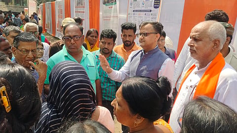 महिलाओं को समझाते निगम कमिश्नर दिलीप मिश्रा 