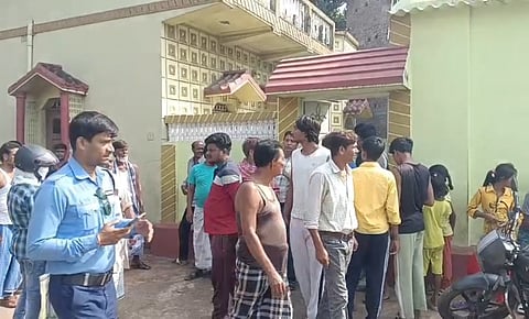 घटनास्थल पर लोगों की भीड़ 