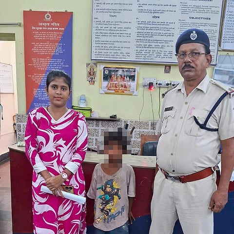 बरामद बच्चा के साथ RPF अधिकारी 