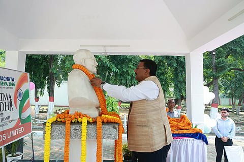 गांधी जी की प्रतिमा पर माल्यार्पण करते CMD सतीश झा