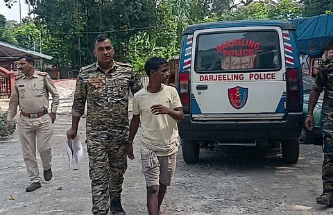 अवैध बालू तस्करी में चालक गिरफ्तार
