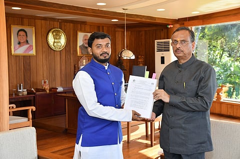 उत्तर एवं मध्य अंडमान की जिला पंचायती राज संस्था संघ के प्रतिनिधि ने उपराज्यपाल डॉ. दिनेश शर्मा को 26 सूत्रीय मांगपत्र सौंपकर हस्तक्षेप की अपील की।