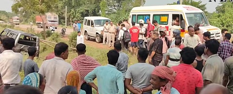 ट्रक द्वारा पुलिस गाड़ी को टक्कर मारे जाने के बाद लगी भीड़ और पहुंची पुलिस 