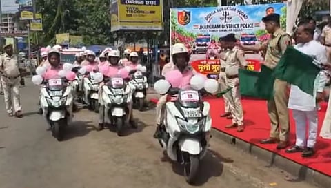 झारग्राम में दुर्गा स्क्वाड को हरी झंडी दिखा कर रवाना किया जा रहा 