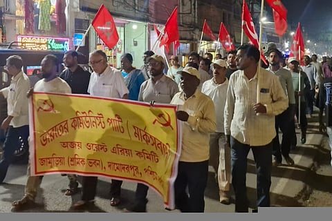 जुलूस में माकपा नेता व समर्थक 