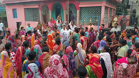 सातग्राम में पेयजल संकट को लेकर ग्रामीणों में आक्रोश
समस्या का समाधान नहीं हुआ तो विधायक के आवास के समक्ष धरना देने की चेतावनी
जामुड़िया : आसनसोल नगर निगम के जामुड़िया बोरो-1 अंतर्गत वार्ड संख्या 8 के सातग्राम गांव में शनिवार शाम ग्राम रक्षा कमेटी की ओर से आमसभा का आयोजन किया गया। सभा में पेयजल संकट का मुद्दा प्रमुखता से उठा। ग्रामीणों ने पानी की समस्या को लेकर आक्रोश व्यक्त करते हुए जल्द समाधान की मांग की। इस दौरान महिलाओं ने जामुड़िया विधायक डॉ. बिजन मुखर्जी पर ग्रामीणों की समस्याओं के प्रति उदासीनता बरतने का आरोप लगाया।
स्थानीय महिला हेना बाध्यकर ने कहा कि गांव में सबसे पहले पेयजल की व्यवस्था सुनिश्चित की जानी चाहिए। पानी उपलब्ध नहीं होने के कारण महिलाओं को दूर-दराज के क्षेत्रों से सिर पर पानी ढोकर लाना पड़ता है। उन्होंने आरोप लगाया कि समस्या को लेकर विधायक से मिलने का प्रयास करने पर उनसे मुलाकात करना आसान नहीं है। उन्होंने कहा कि नगर निगम की ओर से पहले टैंकर के माध्यम से पानी उपलब्ध कराया जाता था, लेकिन अज्ञात कारणों से इसे भी बंद कर दिया गया है।
ग्रामीणों ने गांव में सफाई व्यवस्था पर भी सवाल उठाया। उनका कहना था कि नालियों की नियमित सफाई नहीं होने के कारण वे कचरे से भर गई हैं। बारिश होने पर गंदा पानी सड़कों पर बहने लगता है, जिससे ग्रामीणों को काफी परेशानी होती है। महिलाओं ने चेतावनी दी कि पेयजल समस्या का शीघ्र समाधान नहीं हुआ तो वे विधायक के आवास के समक्ष धरना देंगी।
सभा में एक महिला ने कहा कि यदि विधायक ग्रामीणों को बोरिंग का पानी पीने की सलाह देते हैं, तो पहले उन्हें ग्रामीणों के सामने स्वयं एक गिलास पानी पीकर दिखाना चाहिए।
भाजपा जिला कमेटी सदस्य एवं सातग्राम ग्राम रक्षा कमेटी के मलय चक्रवर्ती ने कहा कि पिछले तीन महीनों से ग्रामीण पेयजल संकट से जूझ रहे हैं। उन्होंने कहा कि बोरिंग के पानी की गुणवत्ता की जांच नहीं हुई है, इसलिए उसके सेवन को लेकर ग्रामीणों में आशंका है। समस्या का शीघ्र समाधान नहीं हुआ तो सड़क अवरोध और विधायक का घेराव कर आंदोलन किया जाएगा। मांगों की प्रतिलिपि विधायक को सौंपकर समाधान का आग्रह किया जाएगा।
सभा में अनंत पाल, सुमंत साधु, सागर स्वर्णकार, पार्थ सारथी रजक, हेना बाध्यकर सहित सैकड़ों ग्रामीण उपस्थित थे।