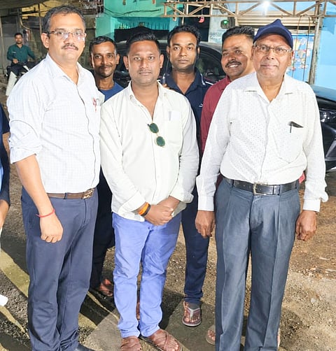 गुणवत्ता में कमी या किसी तरह की गड़बड़ी पाई गई तो संबंधित लोगों के खिलाफ कार्रवाई की जाएगी।”
उन्होंने कहा कि क्षेत्र में विकास कार्यों को गति देने के साथ-साथ उनकी गुणवत्ता सुनिश्चित करना भी जरूरी है। विधायक ने संबंधित लोगों को निर्धारित समय सीमा के भीतर गुणवत्तापूर्ण तरीके से कार्य पूरा करने का निर्देश दिया।
इस मौके पर वार्ड संख्या 12 के भाजपा नेता तथा आसनसोल जिला भाजपा अनुसूचित जाति मोर्चा के आईटी प्रभारी धर्मेंद्र नोनिया ने कहा कि सड़क निर्माण से स्थानीय लोगों को आवागमन में सुविधा मिलेगी। उन्होंने कहा, “स्थानीय लोगों की लंबे समय से सड़क की समस्या को लेकर शिकायत रही है। अब निर्माण कार्य शुरू होने से लोगों में उम्मीद जगी है। हमारी मांग है कि सड़क मजबूत और टिकाऊ बने तथा निर्माण में किसी प्रकार की अनियमितता न हो।”
उन्होंने कहा कि स्थानीय स्तर पर निर्माण कार्य की स्थिति पर नजर रखी जाएगी और गुणवत्ता में कमी पाए जाने पर इसकी जानकारी संबंधित अधिकारियों को दी जाएगी।
निरीक्षण के दौरान धर्मेंद्र नोनिया, प्रमोद पाठक, अशोक साव, कुमार विनोद पांडेय, मृत्युंजय बाउरी सहित अन्य भाजपा कार्यकर्ता एवं स्थानीय लोग उपस्थित थे।