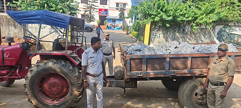 अवैध रूप से लादे गए पत्थर को जब्त करती पुलिस 