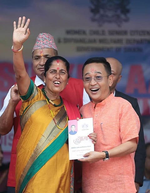 आमा सशक्तिकरण योजना के तहत सिक्किम की सभी समष्टियों में चेक वितरण