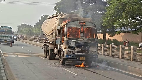 धू-धू कर जल रही कंक्रीट मिक्सचर ट्रक