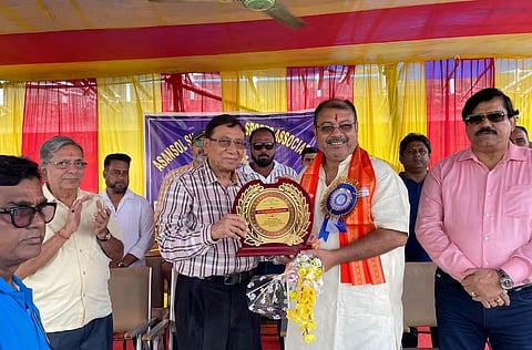 विधायक को सम्मानित करते पदाधिकारी 