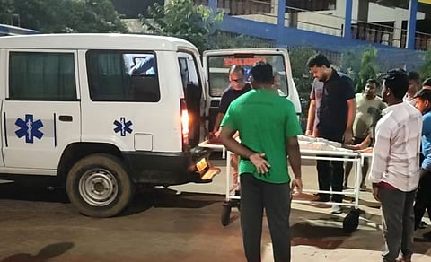 सड़क हादसे में घायल लोगों को अस्पताल ले जाया जा रहा 