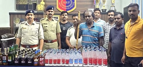 पूर्व मिदनापुर जिले के दुर्गाचक थाने की पुलिस द्वारा पकड़ी गई अवैध शराब व अभियुक्त 