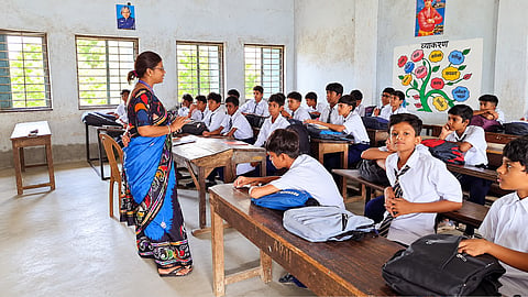 बच्चों को पढ़ाती शिक्षिका 