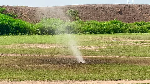 जमीन फाड़कर गैस निकलता
