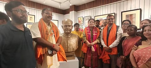 मौके पर उपस्थित मंत्री अग्निमित्रा पॉल, विधायक कृष्णेंदु मुखर्जी, निगम कमिश्नर दिलीप मिश्रा एवं अन्य लोग