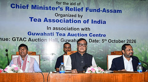 चैरिटी चाय नीलामी में हिस्सा लेते मुख्यमंत्री हिमंत बिस्वा सरमा 