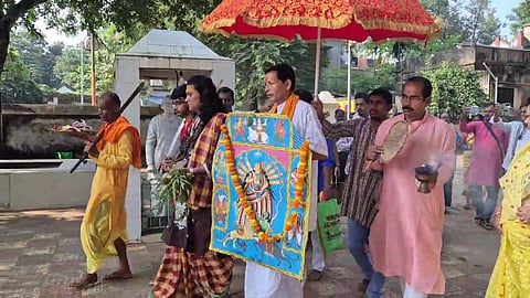 मां मृणमयी के पट चित्र लेकर मंदिर जाते 