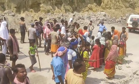 
जामुड़िया : ईसीएल के केंदा क्षेत्र अंतर्गत न्यू केंदा कोलियरी के न्यू केंदा ओसीपी की कुआरी संख्या दो एवं तीन में विभिन्न मांगों को लेकर स्थानीय खेपाडांगा आदिवासीपाड़ा के ग्रामीणों ने रविवार से दीसोम आदिवासी गंवाता के बैनर तले कोयला उत्पादन ठप कर रखा है। सोमवार दोपहर कुआरी संख्या तीन में अचानक काम शुरू होने की सूचना मिलने पर खेपाडांगा माझीपाड़ा के आदिवासी ग्रामीण ओसीपी पहुंचे और दोबारा काम बंद करा दिया।
इस दौरान ग्रामीणों ने ओसीपी परिसर में संगठन का झंडा गाड़ते हुए बिना सहमति के काम शुरू करने पर कड़े आंदोलन की चेतावनी दी। ग्रामीणों के विरोध को देखते हुए न्यू केंदा कोलियरी के प्रबंधक संजय मंडल, केंदा फाड़ी पुलिस, सीआईएसएफ तथा ईसीएल की सुरक्षा टीम ने ग्रामीणों को समझाने का प्रयास किया, लेकिन ग्रामीण अपनी मांगों पर अडिग रहे। इसके चलते लगातार दूसरे दिन दोनों ओसीपी में कोयला उत्पादन बाधित रहा।
खेपाडांगा माझीपाड़ा निवासी राखोहरी हांसदा ने आरोप लगाया कि पिछले सात महीनों से ईसीएल प्रबंधन सोनमणि मेझियान का घर बनवाने का आश्वासन दे रहा है, लेकिन अब तक आवास का निर्माण नहीं कराया गया है। उन्होंने कहा कि ओसीपी में ब्लास्टिंग के कारण बांध टूटने से खेपाडांगा तालाब सूख गया है। तालाब की मरम्मत नहीं होने के कारण उसमें पानी नहीं है। अभी से पेयजल एवं अन्य जरूरतों को लेकर समस्या उत्पन्न होने लगी है। गर्मी के मौसम में स्थिति और गंभीर हो सकती है।
उन्होंने कहा कि खेपाडांगा माझीपाड़ा के ग्रामीणों के पुनर्वास की दिशा में भी ईसीएल प्रबंधन की ओर से कोई ठोस पहल नहीं की जा रही है। ग्रामीणों को जोखिम के बीच जीवनयापन करना पड़ रहा है। प्रतिदिन ओसीपी में होने वाली तेज ब्लास्टिंग से घर और आंगन तक हिल जाते हैं तथा कई घरों की दीवारों में दरारें पड़ गई हैं। इसके बावजूद प्रबंधन द्वारा समस्या के समाधान के लिए अपेक्षित कदम नहीं उठाया जा रहा है।
ग्रामीणों ने स्पष्ट चेतावनी दी कि जब तक उनकी मांगों को पूरा करने की दिशा में ईसीएल प्रबंधन ठोस पहल नहीं करता, तब तक उनका आंदोलन जारी रहेगा। इस दौरान दीसोम आदिवासी गंवाता के मिथुन बाउरी, कृष्णा मुर्मू, रिकी बाउरी सहित अन्य ग्रामीण प्रमुख रूप से उपस्थित थे।