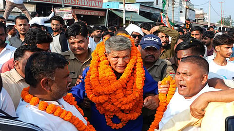 हरीश रावत एक इलाके में पदयात्रा के दौरान 