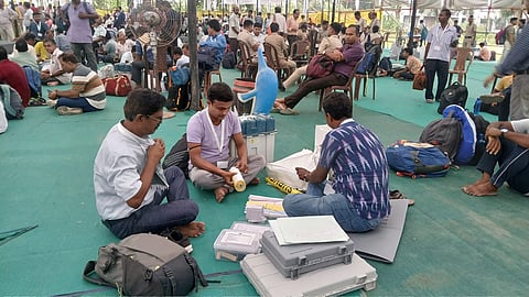 बहरमपुर गर्ल्स कॉलेज के DCRC में व्यस्त पोलिंग अधिकारी 