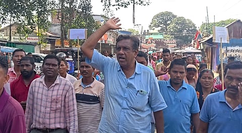 बोनस के इंतजार में चाय श्रमिक, सड़क पर उतरे