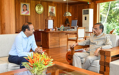फोटो में मुख्य सचिव ज्ञानेश भारती लोक निवास में उपराज्यपाल डॉ. दिनेश शर्मा से मुलाकात करते हुए।