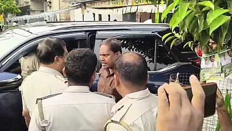 पुलिस अधिकारियों के साथ बहस करते हुमायूं कबीर 