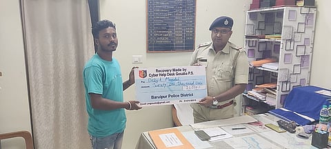 गोसाबा थाने की पुलिस अधिकारी चेक सौंपते हुए
