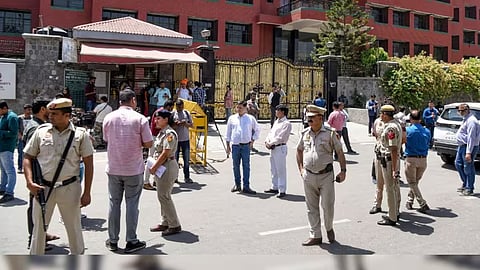 अहमदाबाद के एक स्कूल में बम की धमकी के बाद तलाश अभियान में जुटी पुलिस