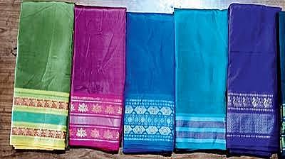 दुर्गा पूजा से पहले मालिया मेमोरियल सोसायटी ने महिलाओं को बांटी साड़ियां