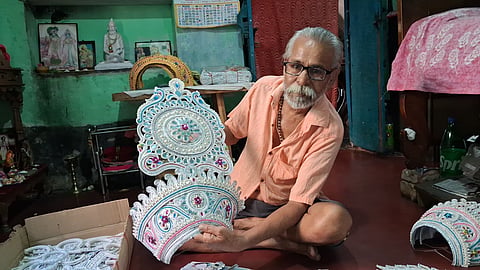 शोला से माता दुर्गा का मुकुट गढ़ते पिंटू दास 