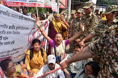 प्रदर्शन करते बाढ़ पीड़ित 