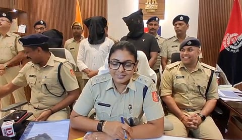 छात्र को गोली लगने की घटना के बारे में जानकारी देती एसपी पापिया सुल्ताना 