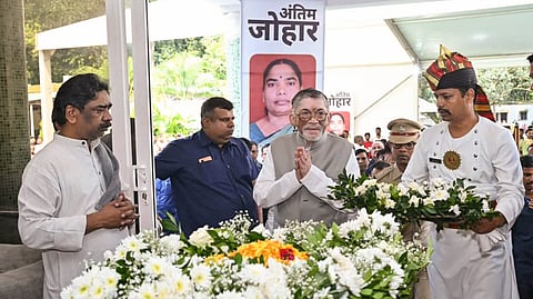 रांची में रूपी सोरेन को श्रद्धांजलि अर्पित करते राज्यपाल संतोष गंगवार