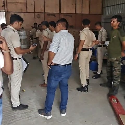 छापेमारी करते अधिकारी 