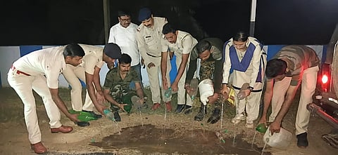 अवैध शराब नष्ट करते पुलिस बल 