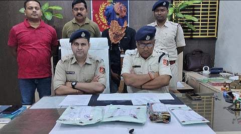 गिरफ्तार तस्कर और बरामद हेरोइन के पैकेट