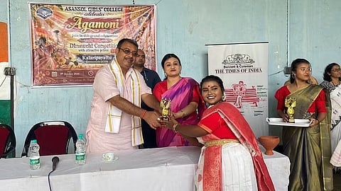 छात्रा को सम्मानित करते विधायक कृष्णेंदु मुखर्जी 