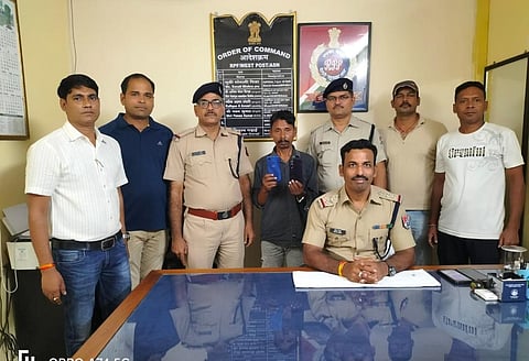 जानकारी देते आरपीएफ पोस्ट आसनसोल (वेस्ट) के प्रभारी 
