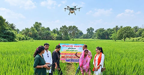 ड्रोन का प्रदर्शन करते अधिकारी 