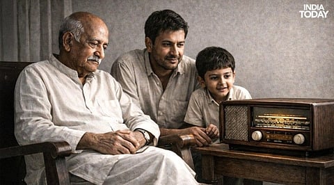 जागो तुमी जागो... महालया की वह सुबह, जब मां के आगमन का होता है आभास
----वीरेन्द्र कृष्ण भद्र की अमर वाणी में चंडीपाठ सुनते ही जाग उठती हैं वर्षों पुरानी स्मृतियां। आधुनिकता के बीच ग्रामीण अंचलों में आज भी कायम है महालया की परंपरा।
जामुड़िया : “जागो तुमी जागो...” भोर की निस्तब्धता को चीरती यह आवाज रेडियो से गूंजते ही बंगाल के असंख्य घरों में आध्यात्मिक वातावरण भर देती है। इसके साथ महान वाचक वीरेन्द्र कृष्ण भद्र की गंभीर और ओजस्वी आवाज में चंडीपाठ शुरू होता है। दुर्गा सप्तशती के मंत्रों और मां दुर्गा की स्तुति के बीच ऐसा लगता है, मानो मां का आगमन धरती पर हो गया हो। महालया की यह सुबह धार्मिक परंपरा के साथ बंगाल की सांस्कृतिक स्मृतियों और आस्था से जुड़ा भावनात्मक अनुभव भी है।
महालया से देवी पक्ष का आरंभ माना जाता है। शारदीय दुर्गोत्सव के आगमन का संदेश देने वाली इस सुबह का इंतजार लोग वर्षभर करते हैं। सूर्योदय से पहले उठकर चंडीपाठ सुनना कभी बंगाल के घर-घर की परंपरा थी। परिवार के सभी सदस्य रेडियो के सामने बैठकर मां दुर्गा के आगमन का स्वागत करते थे।
वीरेन्द्र कृष्ण भद्र की आवाज महालया के चंडीपाठ का पर्याय बन चुकी है। उनके द्वारा प्रस्तुत “महिषासुर मर्दिनी” दशकों से इस सुबह की पहचान रही है। संस्कृत मंत्रों और स्तोत्रों के उनके उच्चारण से वातावरण में भक्ति, शक्ति और श्रद्धा का संचार होता है। आज भी उनकी रिकॉर्डिंग अनेक घरों में सुनी जाती है।
एक समय गांवों में महालया की सुबह रेडियो की आवाज से होती थी। अंधेरा छंटने से पहले लोग उठते, आंगन में दीप जलाते, शंख बजाते और धूप की सुगंध से वातावरण भर जाता। चंडीपाठ शुरू होते ही बच्चे से बुजुर्ग तक श्रद्धा से सुनते थे। यह पूरे परिवार के साथ जुड़ने का अवसर था।
समय के साथ रेडियो की जगह मोबाइल, इंटरनेट और डिजिटल माध्यमों ने ले ली, लेकिन महालया का आकर्षण कायम है। जामुड़िया सहित ग्रामीण क्षेत्रों में आज भी लोग सुबह उठकर चंडीपाठ सुनते हैं। माध्यम बदला है, श्रद्धा नहीं।
शरद ऋतु, काश के फूल और दूर से आती चंडीपाठ की ध्वनि प्रकृति को मां के स्वागत के लिए तैयार करती प्रतीत होती है। नई पीढ़ी डिजिटल माध्यमों से इस परंपरा से जुड़ रही है, जबकि बुजुर्गों के लिए यह वही पुरानी सुबह है। महालया मन में भक्ति और उत्साह का पहला दीप जलाती है। “जागो तुमी जागो...” सुनते ही मन कह उठता है—मां आ रही हैं।