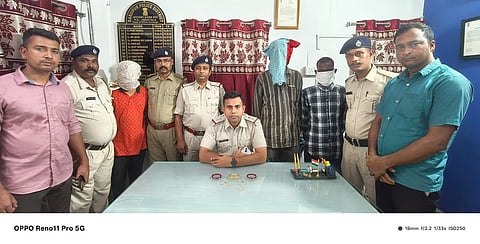 पुलिस अधिकारी गिरफ्तार अभियुक्तों को दिखाते हुए