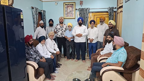 बैठक कर चर्चा करते पदाधिकारी 