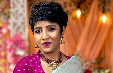 पापिया सिंह देबनाथ ने दो दशक से अधिक समय तक बंगाली टेलीविजन पत्रकारिता में अपनी स्पष्ट आवाज और सहज प्रस्तुति से पहचान बनाई।