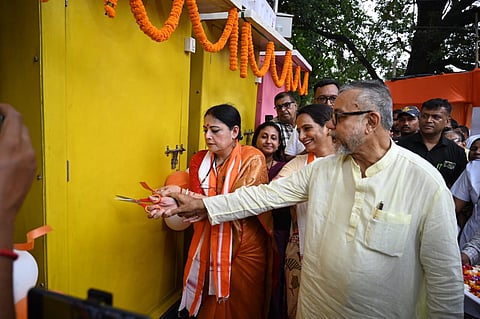 मंत्री अग्निमित्रा पाल और मंत्री तापस राय ने संयुक्त रूप से पोर्टेबल बायो-टॉयलेट का उद्घाटन करते हुए, साथ में हैं केएमसी की प्रशासक स्मिता पांडे व अन्य अधिकारी