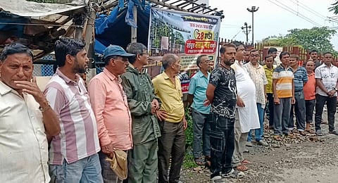 फुलेश्वरी रेलवे गेट खोलने की मांग