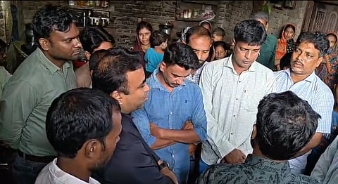 मजदूरों के परिवार से बातचीत करते विधायक नूर आलम